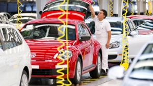 Auch VW investiert seit  Jahrzehnten in Mexiko: Hier macht ein Mitarbeiter im Werk in  Puebla die Endabnahme an einem VW Beetle (Archivbild). Foto: dpa