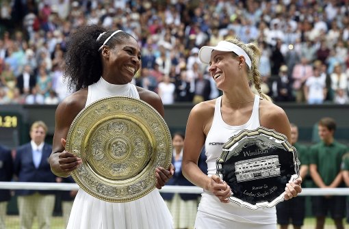 Die Finalisten bei der Siegerehrung: Serena Williams (li.) und Angelique Kerber Foto: dpa
