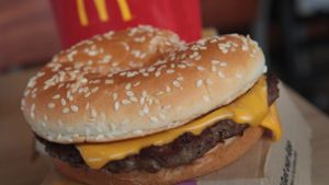 Kuriose Bedingung: Gegen Burger von McDonald’s erklärten sich die vier weiblichen Insassen dazu bereit, wieder vom Dach der JVA Schwäbisch Gmünd zu steigen. Foto: GETTY IMAGES NORTH AMERICA