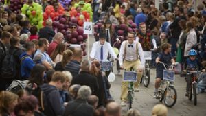 Die Klappradfreunde Schmiden   beim Festumzug  gesäumt von vielen Zuschauern. Foto: Gottfried Stoppel