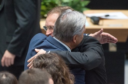 Klaus Wowereit (links) gratuliert seinem Nachfolger Michael Müller. Foto: dpa