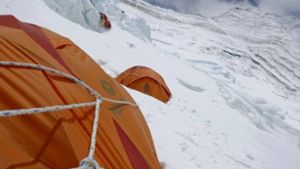 Blick von Camp I auf 7000 Meterr auf den Nord- und Nordostgrat, der auf den 8848 Meter hohen Gipfel des Mount Everest führt. Foto: Furtenbach Adventures