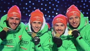Die Weltmeister Johannes Rydzek, Eric Frenzel, Fabian Rießle und Björn Kircheisen (v. l. n. r.) aus Deutschland jubeln bei der Siegerehrung der Medaillenvergabe über ihre Goldmedaille. Foto: dpa-Zentralbild