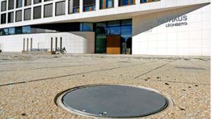 Noch sind die Brunnenöffnungen im Boden vor dem Leonberger Rathaus verschlossen. Nicht mehr lange. Foto: Simon Granville