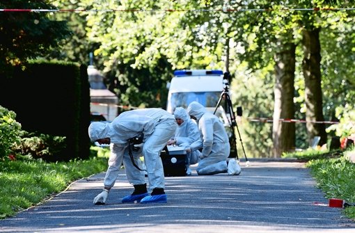 Kriminaltechniker suchen auf dem Weg im Pragfriedhof nach Spuren. Foto: Lichtgut/Volker Hoschek