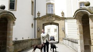 Der Schlossherr Philipp Fürst zu Hohenlohe Langenburg mit seinen Hunden Foto: Peer Hahn