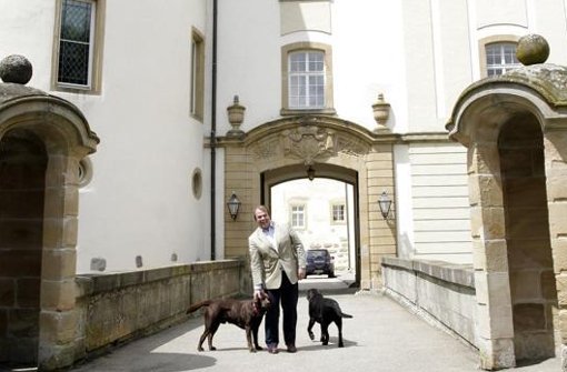 Der Schlossherr Philipp Fürst zu Hohenlohe Langenburg mit seinen Hunden Foto: Peer Hahn