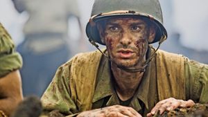 In Mel Gibsons Antikriegsfilm „Hacksaw Ridge“ verfolgt die Hauptfigur Desmond Doss (Andrew Garfield) fassungslos das allgemeine Töten. Foto: Verleih