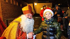 Der Ukrainer Viacheslav Maiborada hat sich am 6. Dezember ein Bischofskostüm angezogen und Geschenke an Kinder verteilt. Foto: /Stefanie Schlecht