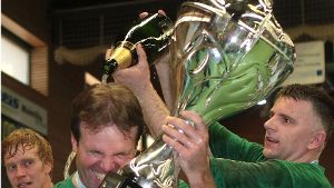Göppinger Jubel: Geschäftsführer Gerd Hofele (Mi.) nach dem ersten EHF-Pokal-Triumph 2011 in Elsenfeld zusammen mit dem damaligen Torwart Enid Tahirovic (re.). Foto: Pressefoto Baumann