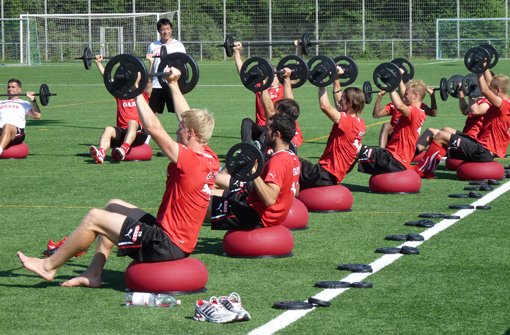 Klicken Sie sich durch weitere sensomotorische Übungen, mit denen VfB-Konditionstrainer Christos Papadopoulos die Roten zum Schwitzen bringt. Foto: Belser