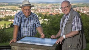 Reinhard Wolf (links)  und Roland Luther freuen sich, dass mit Hilfe  der Aktion „schön wandern“  die Panoramatafel  auf dem Rossberg erneuert werden konnte. Foto:  