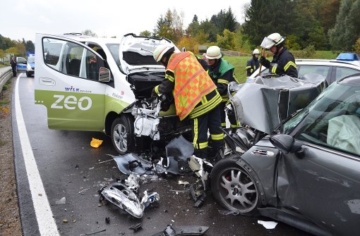 Bei einem schweren Verkehrsunfall in Pforzheim wurden die Fahrer eines Mini und eines Elektroautos schwer verletzt. Foto: 7aktuell.de/Igor Myroshnichenko