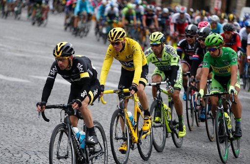 Christopher Froome (im gelben Trikot) gewinnt die Tour de France 2015. Foto: dpa