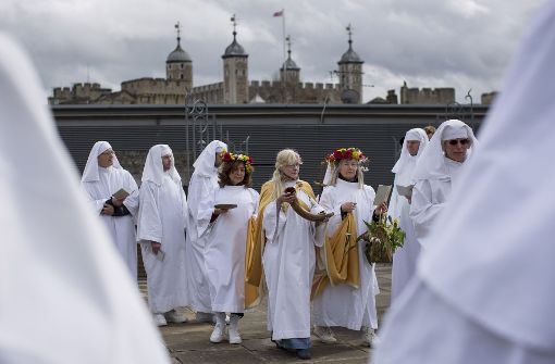 Vorne weiße Gewänder, hinten der Tower of London: Britische Druiden feiern den Frühlingsbeginn. Foto: Gettyabo