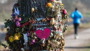An einem Baum an der Dreisam wird an die Mitte Oktober ermordete Studentin erinnert. Foto: dpa