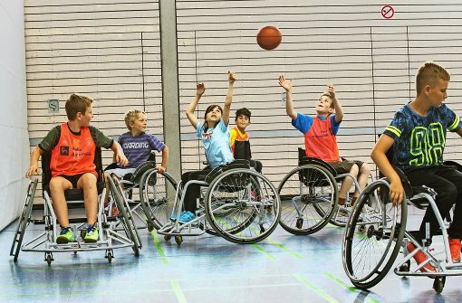 Schüler der Reinhold-Maier-Schule in Schorndorf-Weiler erproben das Rollstuhlbasketball-Spiel Foto: Ines Rudel