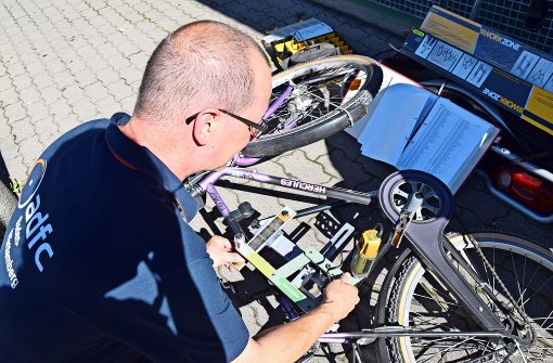 Bei der Fahrradcodierung gravieren die ADFC-Mitarbeiter einen Buchstaben-Zahlen-Code auf den Rahmen. Foto: Alexandra Kratz