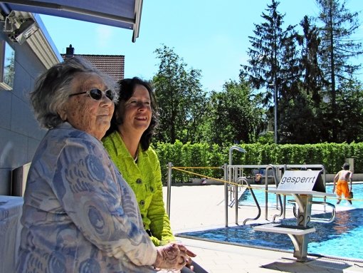 Anneliese Mühlich (links) genießt den Blick in ihrem Bädle. Anke Senne ist die alte Dame ans Herz gewachsen. Foto: Eveline Blohmer