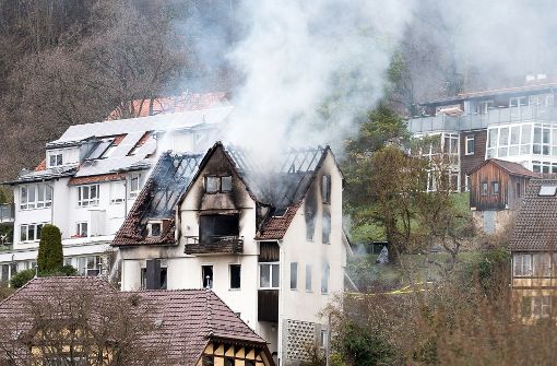 Ein Mann hat ist vom Balkon dieses brennenden Hauses gesprungen und ums Leben gekommen. Foto: dpa
