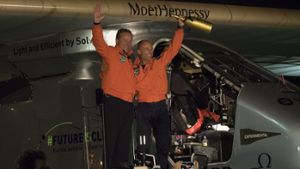 Die beiden Piloten Bertrand Piccard (rechts) und Andre Borschberg haben ihren Traum von einer Pazifiküberquerung wahrgemacht. Foto: EPA