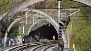Auf der Weinsteige in Stuttgart ist am Samstagnachmittag in einem Tunnel eine Stadtbahn entgleist. Foto: Andreas Rosar Fotoagentur-Stuttg