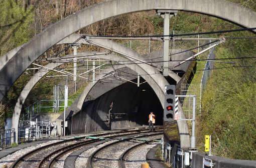 Auf der Weinsteige in Stuttgart ist am Samstagnachmittag in einem Tunnel eine Stadtbahn entgleist. Foto: Andreas Rosar Fotoagentur-Stuttg