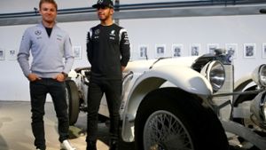 Am Freitag waren die beiden Formel 1 Fahrer des Mercedes Rennstalls, Lewis Hamilton (rechts) und Nico Rosberg, in Fellbach bei Daimler-Chef Dieter Zetsche zu Besuch. Wir haben die Bilder der Veranstaltung – Klicken Sie sich durch. Foto: Bongarts