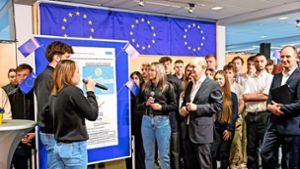 Bei einem „Europa-Parcours“ stellten Schülerinnen und Schüler dem Bundeskanzler (Mitte) Themen mit EU-Bezug vor. Foto: /Stefanie Schlecht