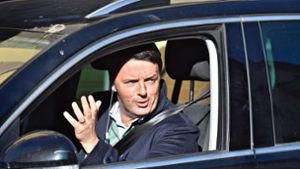 Nach einem Rücktritt fährt Matteo Renzi wieder selbst Auto. Foto: ANSA