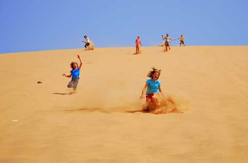 Die Sanddünen der Namib sind ein wunderbarer Spielplatz für Kinder. Foto: Fauth