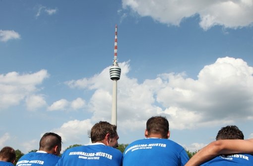 Stuttgarter Kickers vor dem Fernsehturm Foto: Pressefoto Baumann