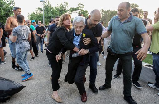 Bürgermeister Yiannis Boutaris muss nach dem Angriff gestützt werden. Foto: Eurokinissi