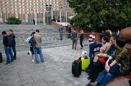 Auch das Kosmos-Hotel in Moskau wurde geräumt. Die Gäste mussten draußen warten. Foto: AFP
