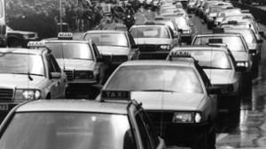 Trauerkonvoi im Juni 1991 in Stuttgart: Chauffeure erweisen ihrem Kollegen Hermann K. die letzte Ehre. Foto: Kraufmann/Thomas Hörner