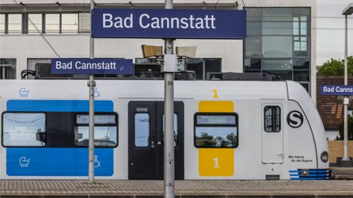 Der Unbekannte stieg am Bahnhof in Bad Cannstatt ein. Foto: IMAGO/Arnulf Hettrich/IMAGO/Arnulf Hettrich