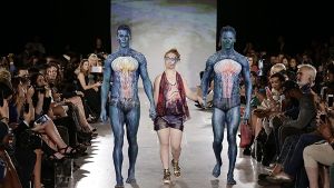 Großen Respekt und viel Applaus erhielt Madeline Stuart, die das Down-Syndrom hat, für ihren Auftritt bei der Fashion Week in New York. Foto: dpa