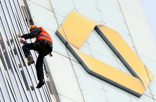 Ein Fassadenkletterer in Frankfurt am Main vor dem Logo der Commerzbank. Foto: dpa