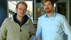 Thomas Daum (links) und Hannes Buchwald mit der Smartphone-App, die den Bauern in Sambia bei der Zeiterfassung hilft. Foto: Christoph Kutzer