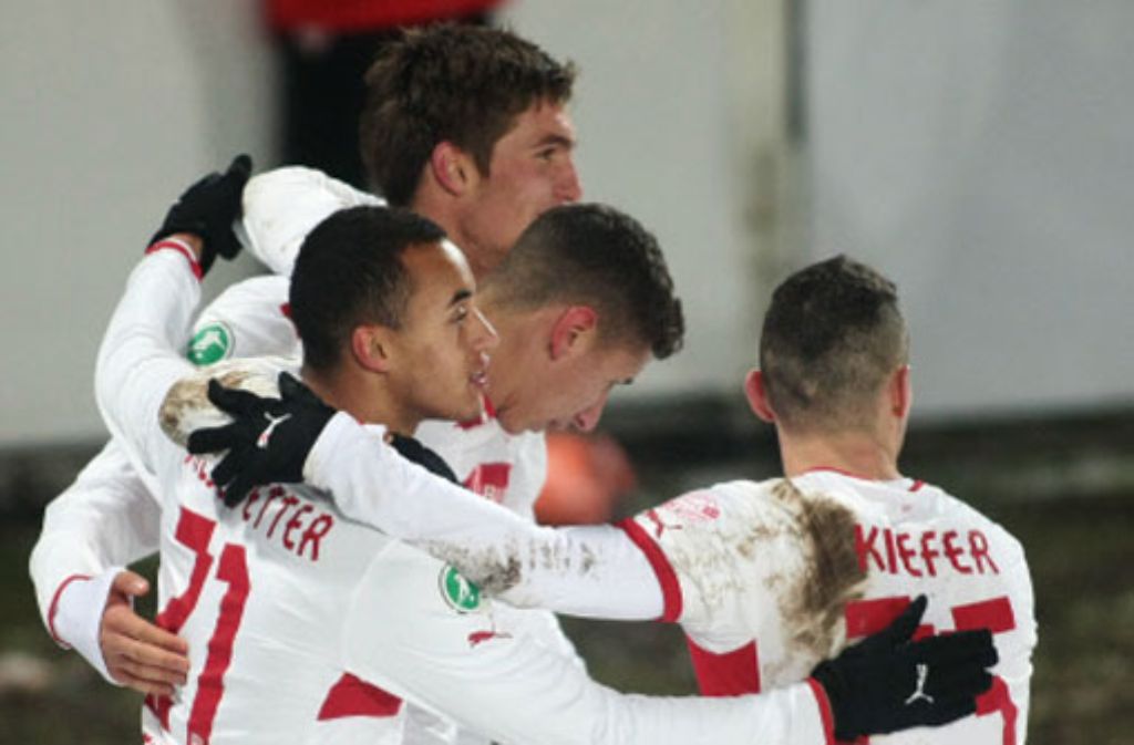 Jubel nach dem 1:0 gegen Kickers Offenbach: Jerome Kiesewetter, Marko Maletic, Torschütze Soufian Benyamina und Lukas Kiefer (von links) freuen sich.