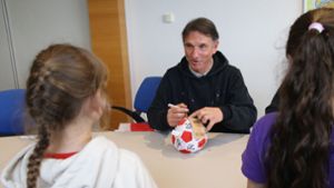Begehrte Unterschrift: VfB-Trainer Bruno Labbadia gibt in Tannheim Autogramme. Foto: Baumann/Hansjürgen Britsch