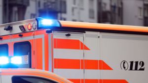 Die Rettungskräfte brachten die Verletzten in ein nahe gelegnes Krankenhaus. (Symbolbild) Foto: imago/Steffen Schellhorn