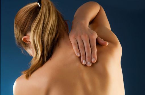Problem Rücken: Die neue Behandlungsmethode kann die Schmerzsignale auf ihrem Weg durch die Nervenfasern zum Gehirn wegstimulieren. Foto: Jacek Chabraszewski/Adobe Stock