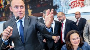 Noch-Fraktionschef Oppermann gibt sich tapfer, seine designierte Nachfolgerin Nahles strahlt, im Hintergrund guckt SPD-Chef Schulz grimmig.   Seit dem Wahlsonntag hat er wenig zu lachen. Foto: dpa