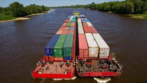 Umweltfreundlicher als auf der Straße: Containertransport auf dem Binnenschiff Foto: dpa