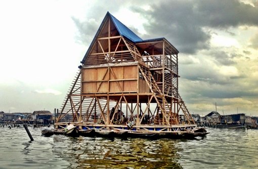 Inmitten schwimmender Slums dümpelt das Schulhaus Makoko, in dem Kinder aus Lagos (Nigeria) unterrichtet werden - mehr Gebäude sehen Sie in unserer Bildergalerie! Foto: IfA-Galerie Stuttgart
