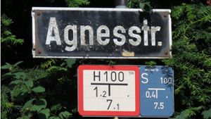 Vom Hainbuchenweg aus gibt es noch zwei Exemplare des Agnesstraßenschildes. Das dritte Schild an der Jahnstraße fehlt indes seit zwei, drei Jahren. Foto: privat