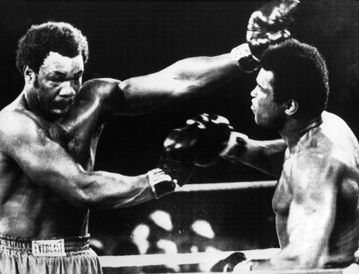 Muhammad Ali (re.) zermürbt George Foreman – und dann schlägt er zu Foto: dpa