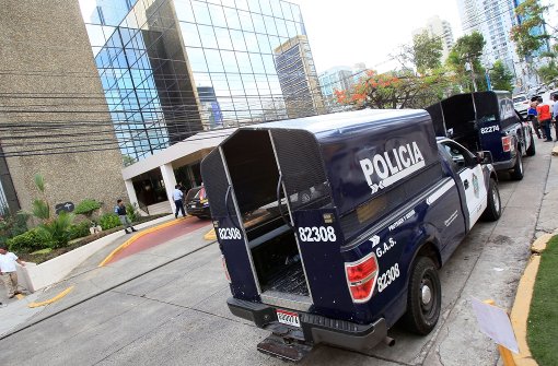 Die Polizei vor dem Büro der Kanzlei Mossack Fonseca in Panama Stadt Foto: dpa