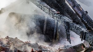 Ein Schuppen auf dem Gelände des Erlebnishotels Sonnenhof der Schlagersängerin Andrea Berg brannte vollständig nieder.  Foto: Benjamin Beytekin